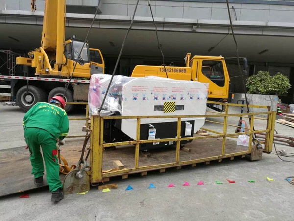 SMT設(shè)備卸車、拆箱作業(yè)