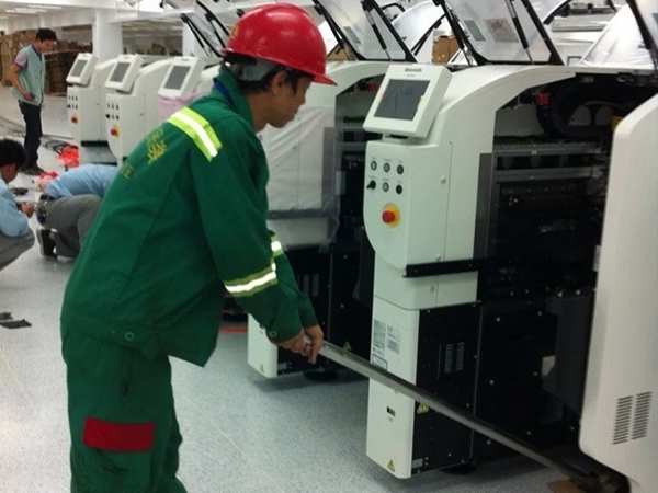 SMT設(shè)備卸車、拆箱作業(yè)