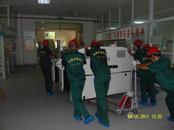 SMT設(shè)備卸車、拆箱作業(yè)