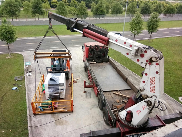 SMT設(shè)備卸車、拆箱作業(yè)