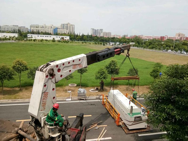 SMT設(shè)備卸車、拆箱作業(yè)