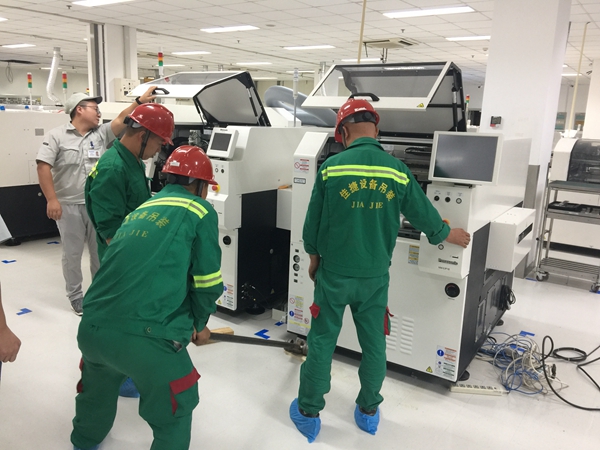 SMT設(shè)備卸車、拆箱作業(yè)