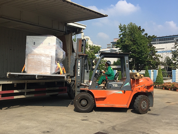 SMT設(shè)備卸車、拆箱作業(yè)