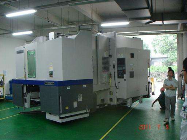 傳統(tǒng)設(shè)備卸車、拆箱作業(yè)