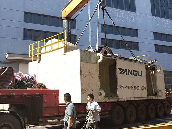 傳統(tǒng)設(shè)備卸車、拆箱作業(yè)