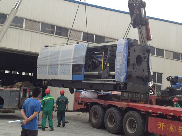 傳統(tǒng)設(shè)備卸車、拆箱作業(yè)
