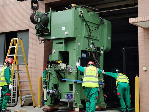 傳統(tǒng)設備卸車、拆箱作業(yè)